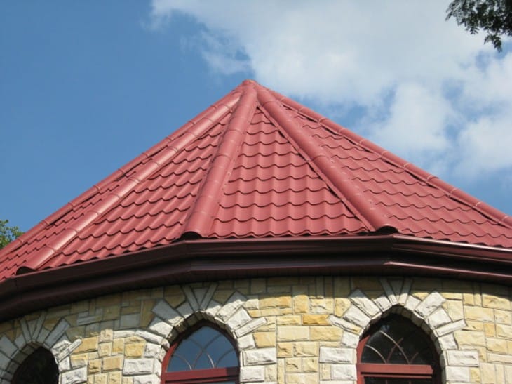 roll-type-ridge-cap-for-metal-roofing-system2.jpg